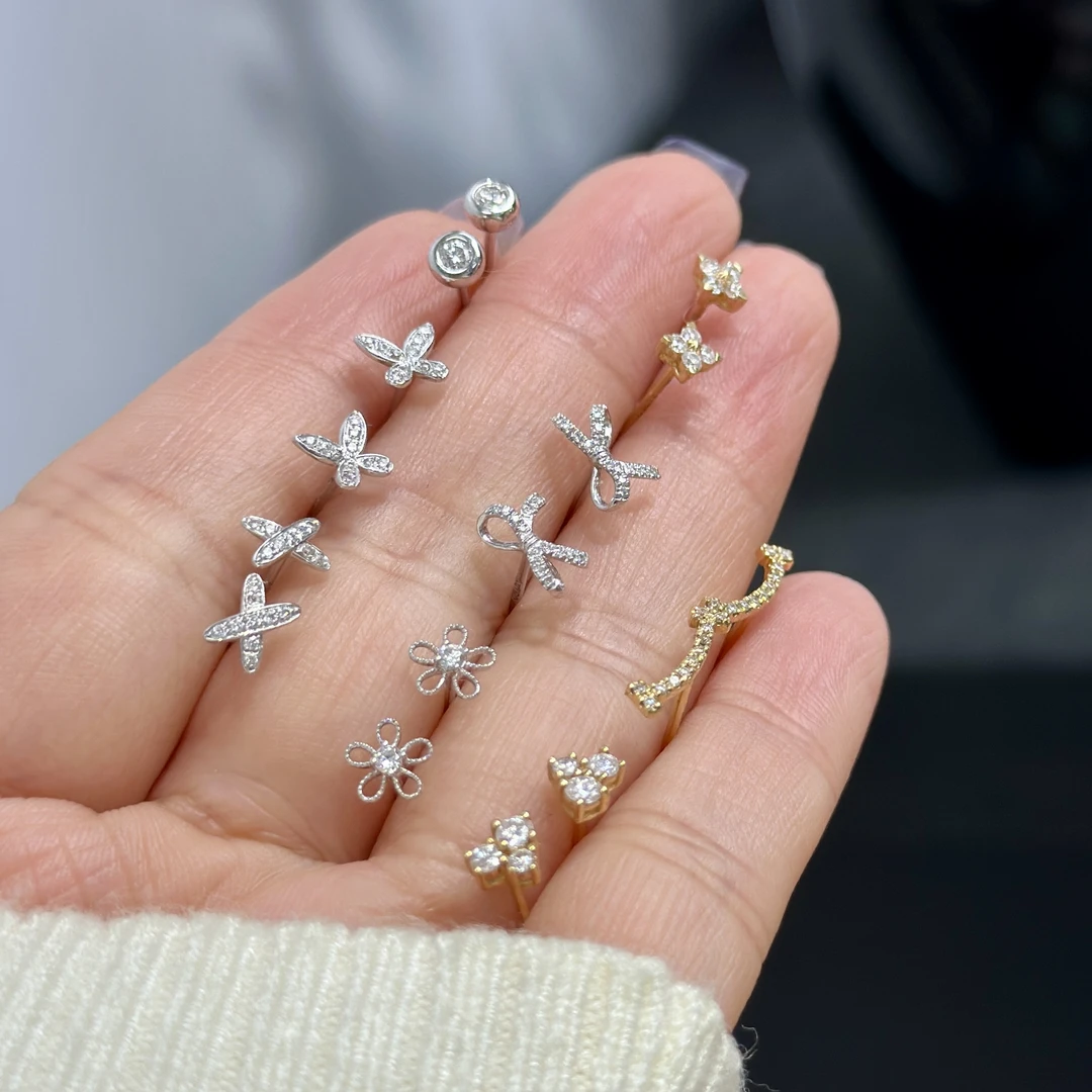 （福利耳钉）18K金镶嵌天然钻石耳钉，多样性发其一