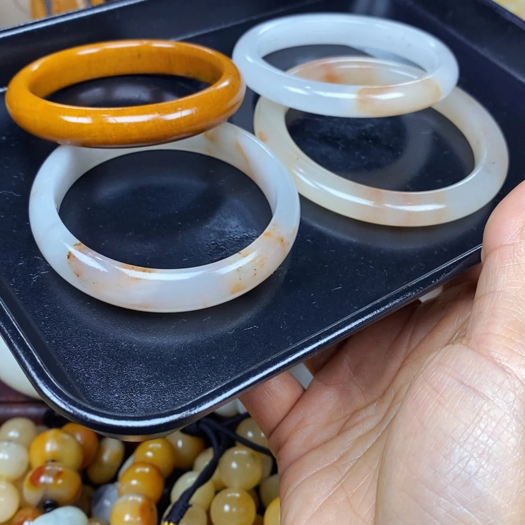 石英质玉（黄龙玉）颈饰未镶嵌