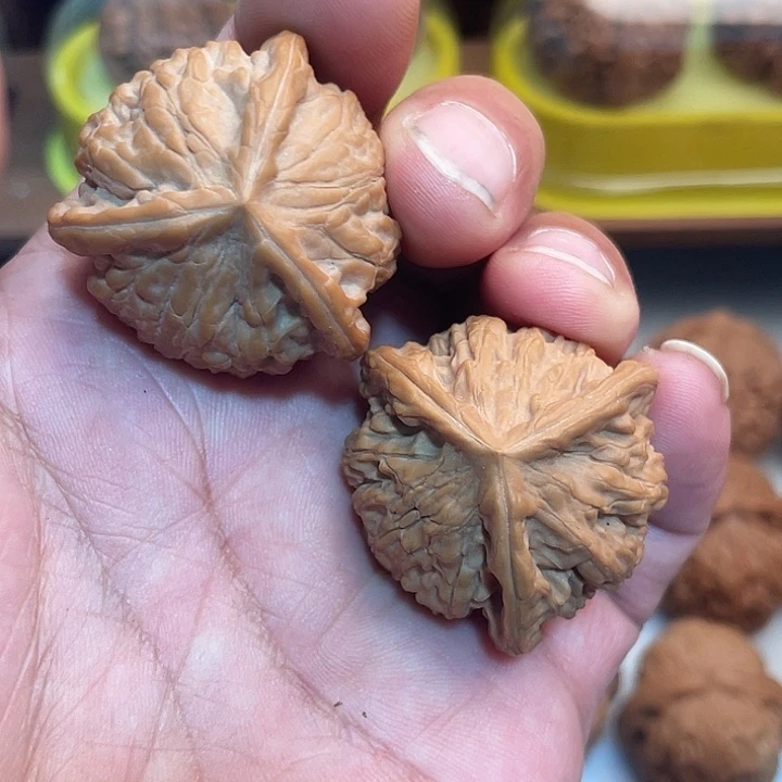 文玩核桃吊坠糖三角