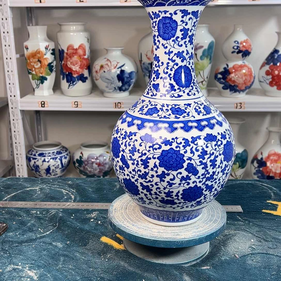 摆件景德镇陶瓷缠枝