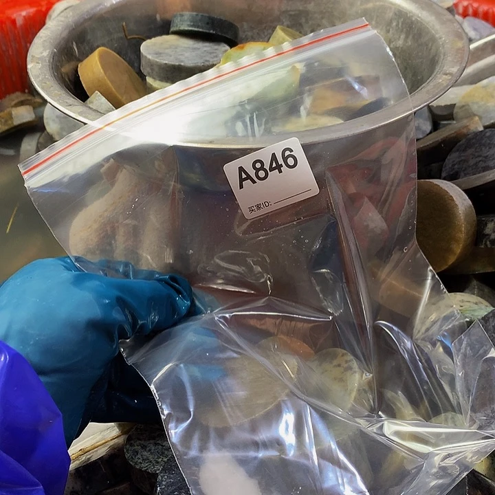 蛇纹石玉珠宝半成品未镶嵌月**河