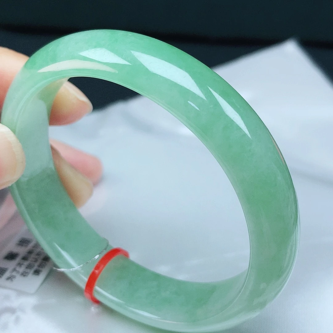 翡翠手镯未镶嵌53贵