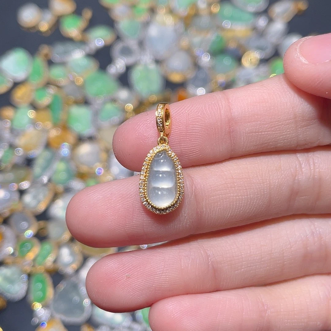 翡翠颈饰18K金镶嵌C**a吊坠