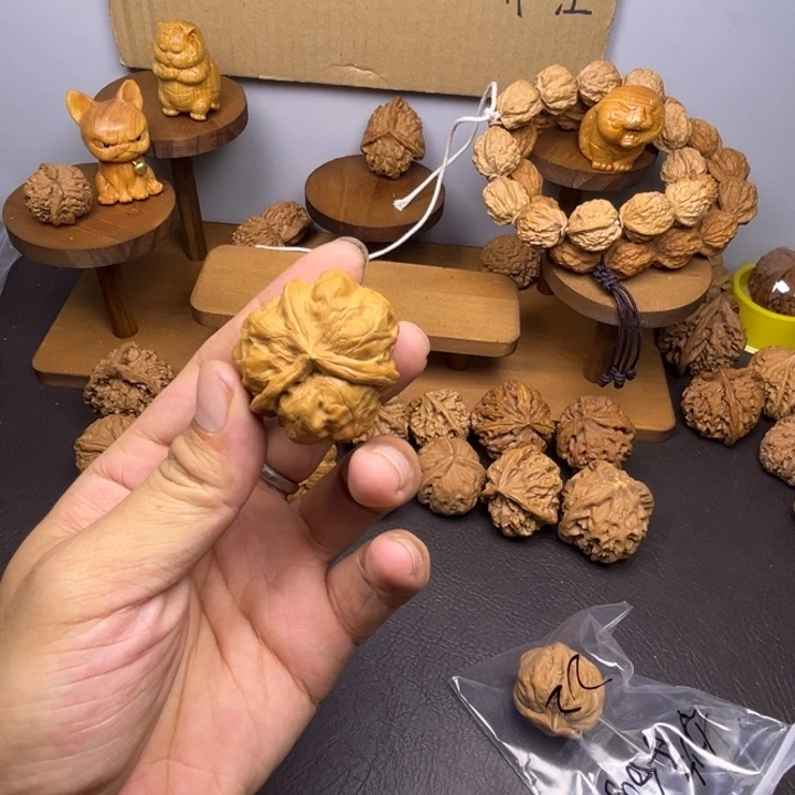 放***铁吊坠桃核蛤蟆头人奔 微黄