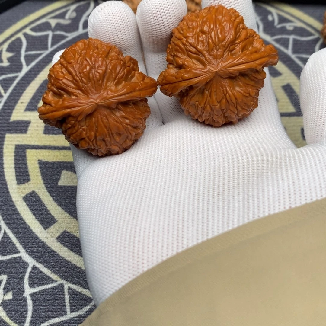 文玩核桃吊坠白狮子