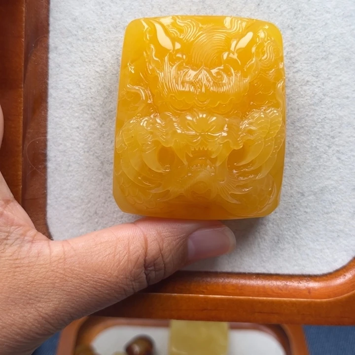 琥珀未镶嵌珠宝奇石M174号鸡油红龙牌