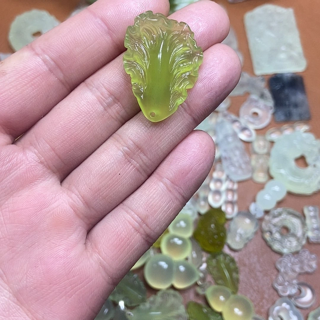 蛇纹石玉未镶嵌颈饰