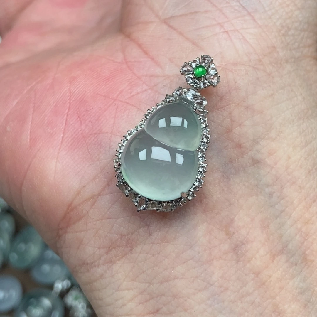 颈饰18K金镶嵌翡翠葫芦