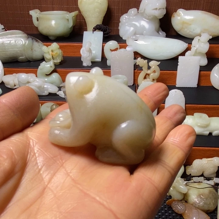 忠***耳和田玉未镶嵌把件