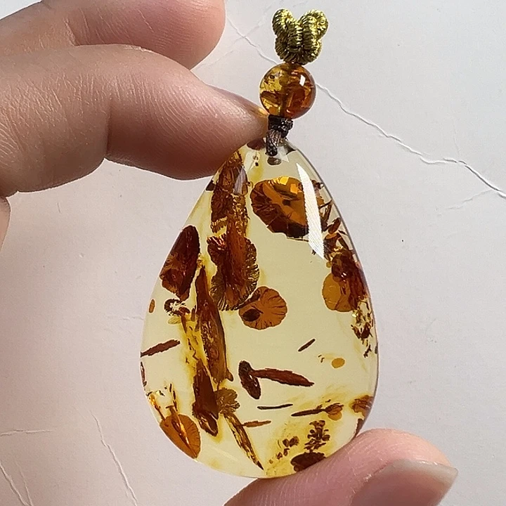 未镶嵌颈饰琥珀（花珀）