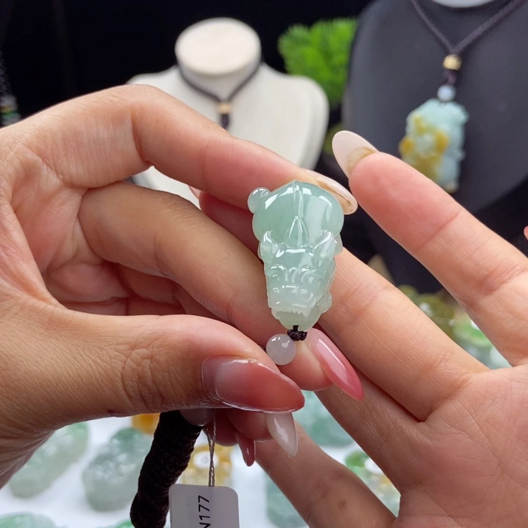 颈饰未镶嵌翡翠A20 大肚貔貅葡萄肉