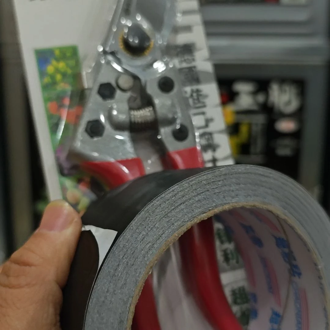 剪刀+黑色铝箔1套。。。。