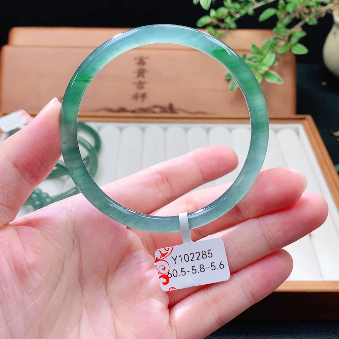 翡翠未镶嵌手镯（圆镯）