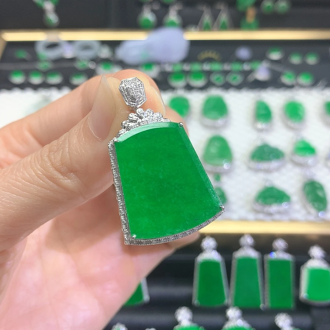 颈饰18K金镶嵌翡翠吊坠