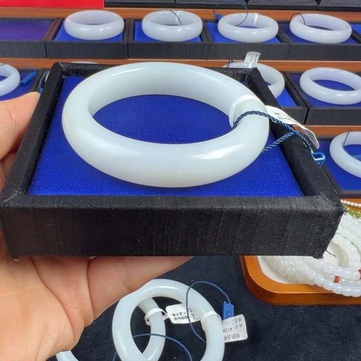 我***！和田玉未镶嵌手镯