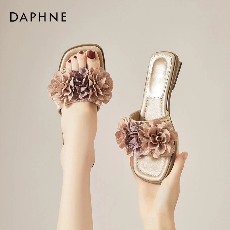 达芙妮花朵凉拖鞋女夏外穿2025新款法式平底一字拖鞋配裙子沙滩鞋