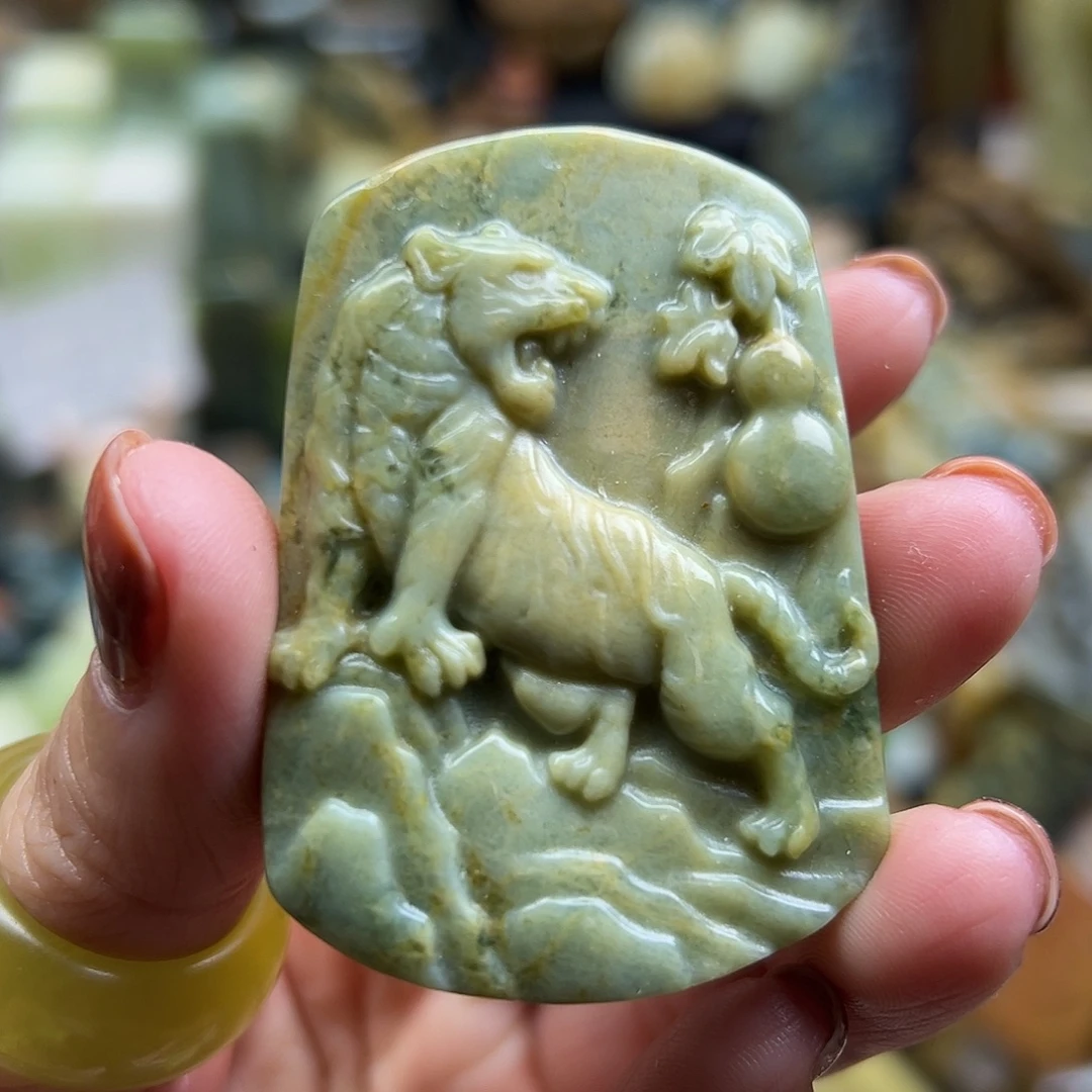 岫玉未镶嵌颈饰花玉兰老虎