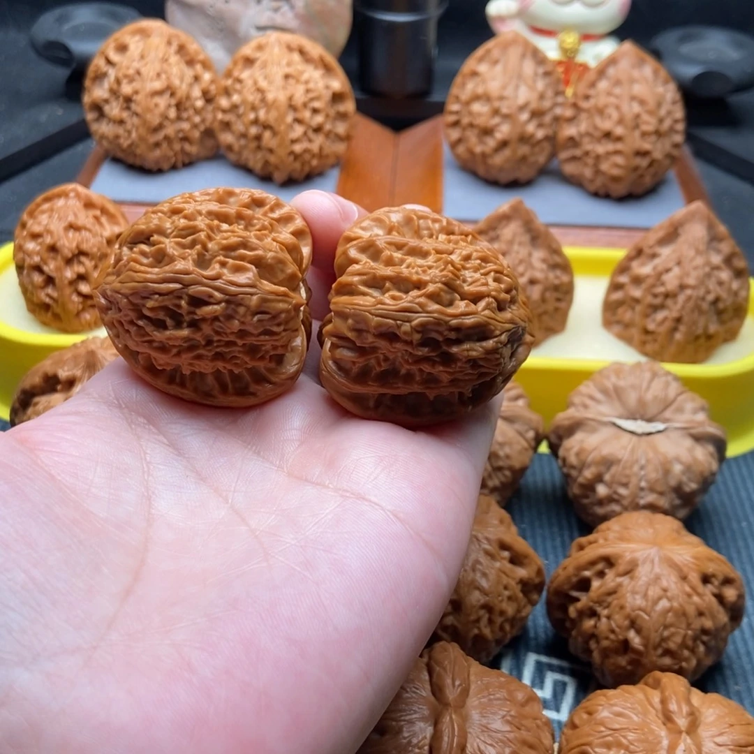 文玩核桃吊坠三角白