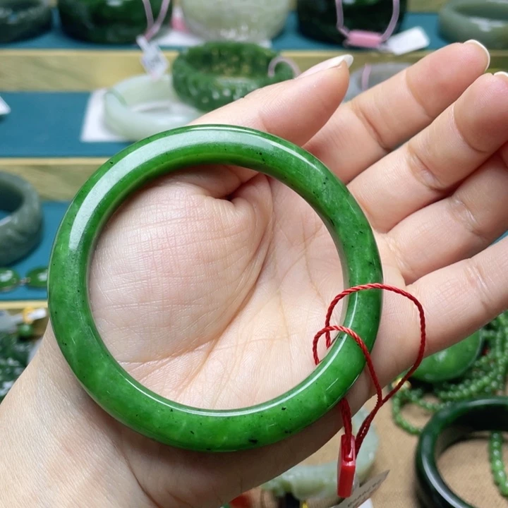 和田玉手镯59圈口。编号51未镶嵌