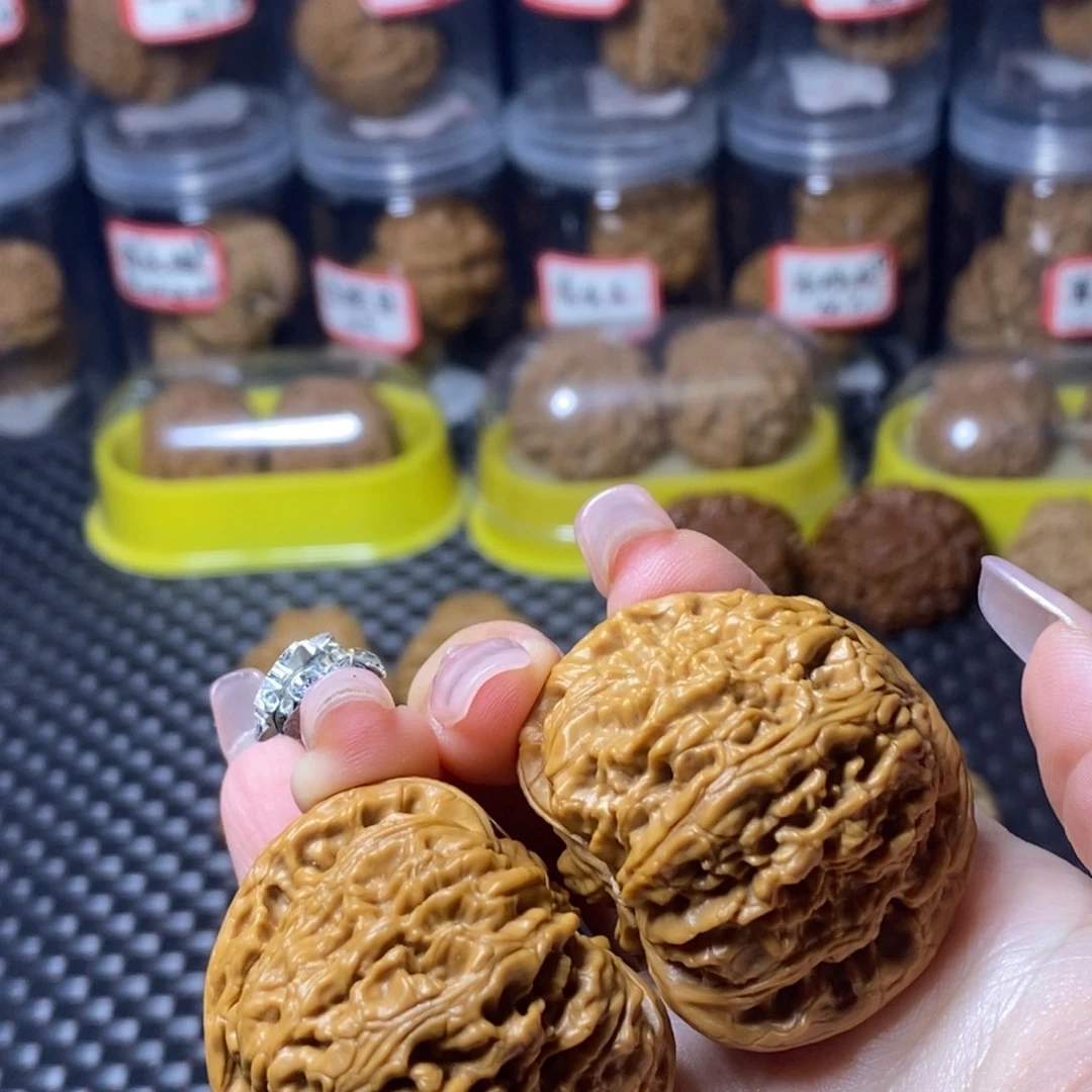 文玩核桃吊坠万**情南疆石43