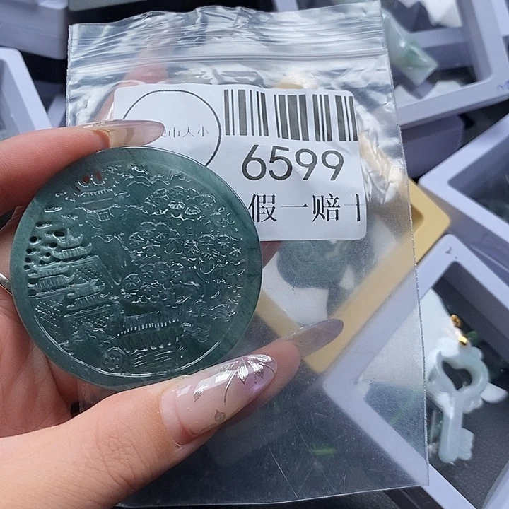 熊***兔翡翠未镶嵌颈饰6599