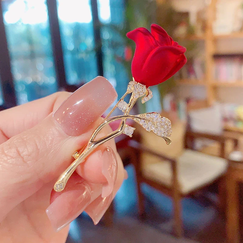 红色玫瑰胸针精致高档女时尚别针西装配饰设计感胸花2025年新款潮