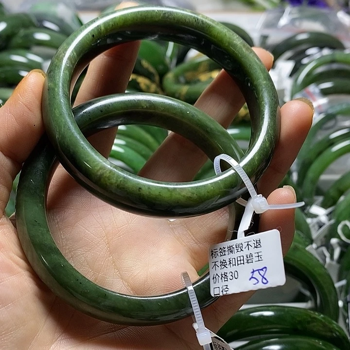 厶***，和田玉（碧玉）手镯未镶嵌正圈58有瑕