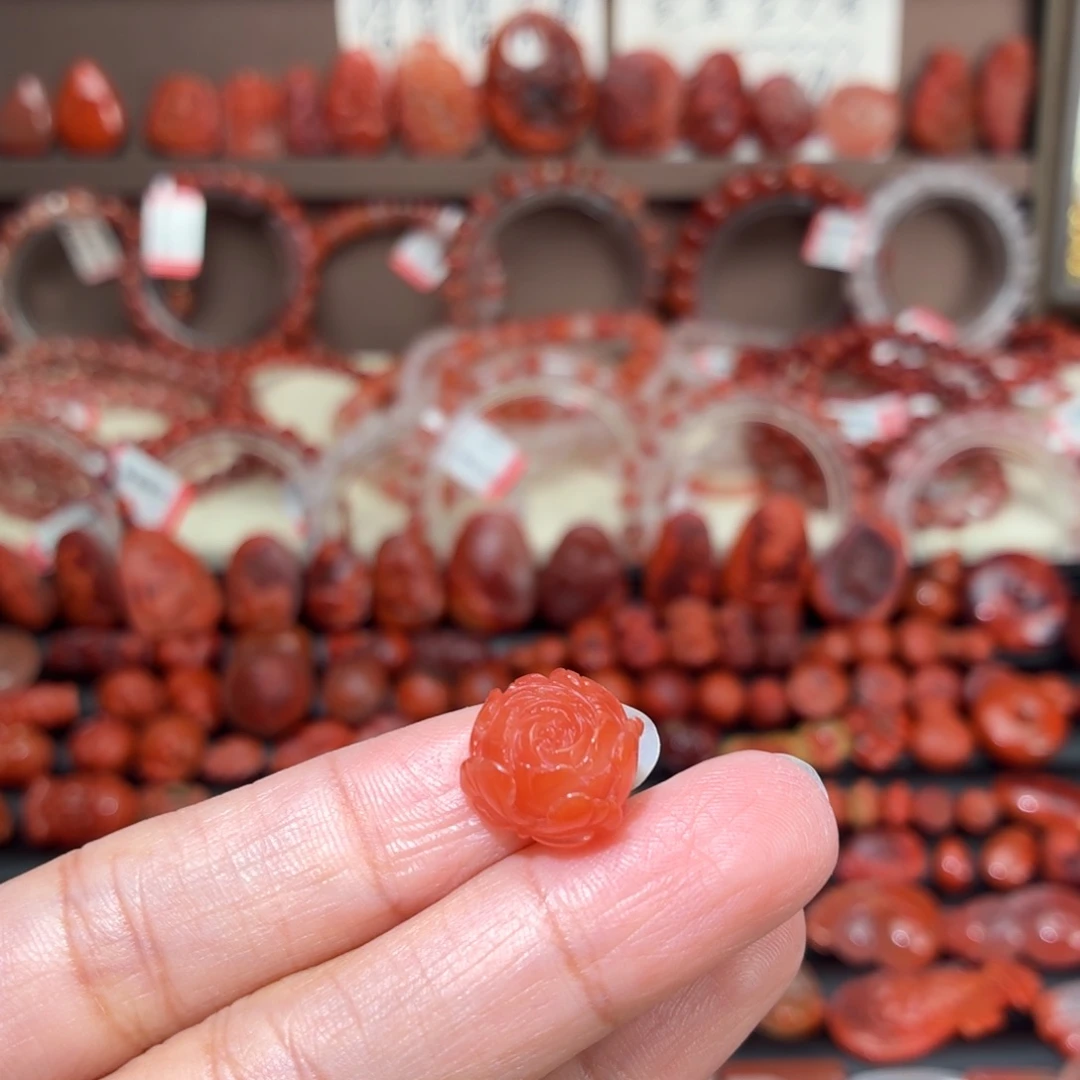 南红玛瑙未镶嵌颈饰牡丹花