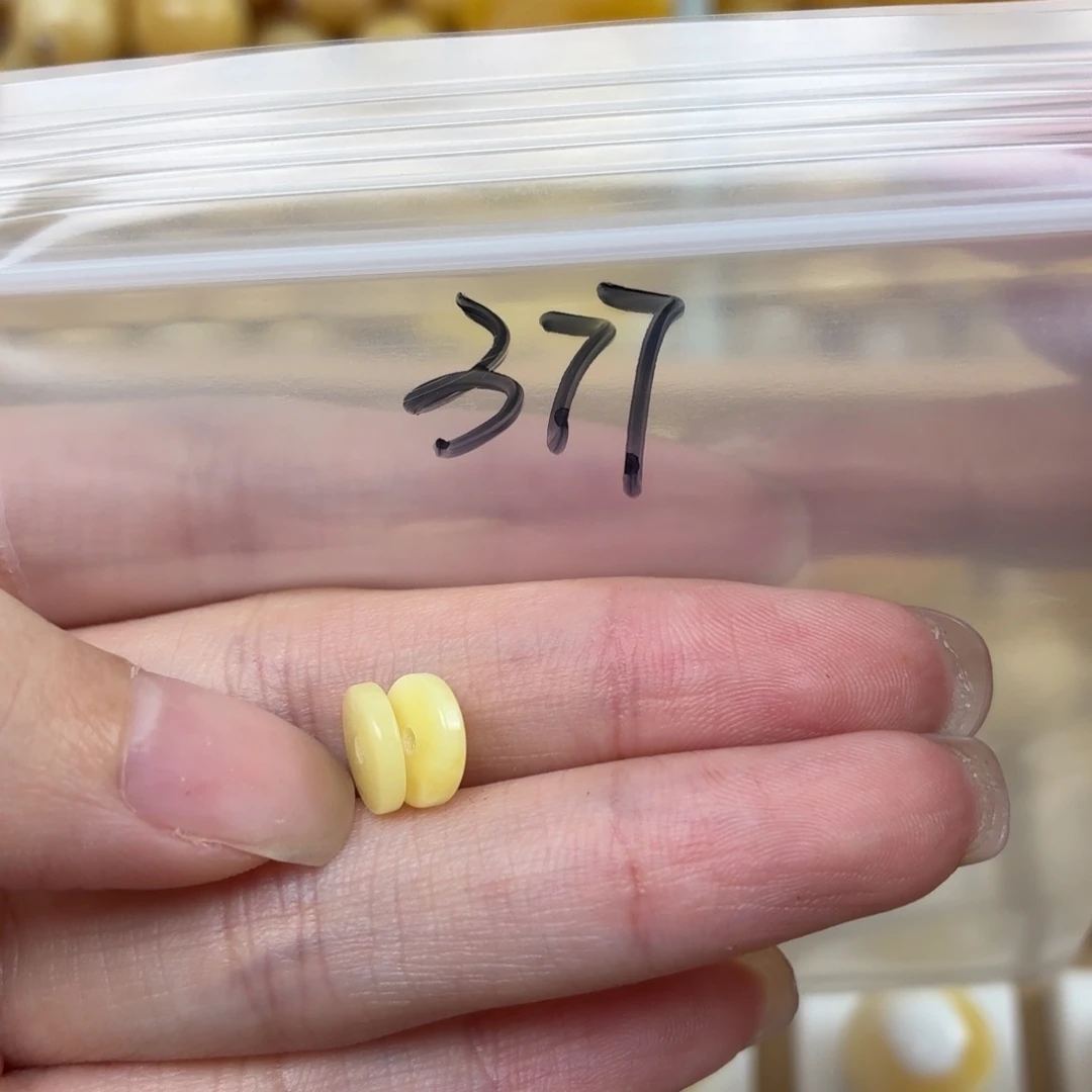 王***跑未镶嵌蜜蜡裸石蜜蜡