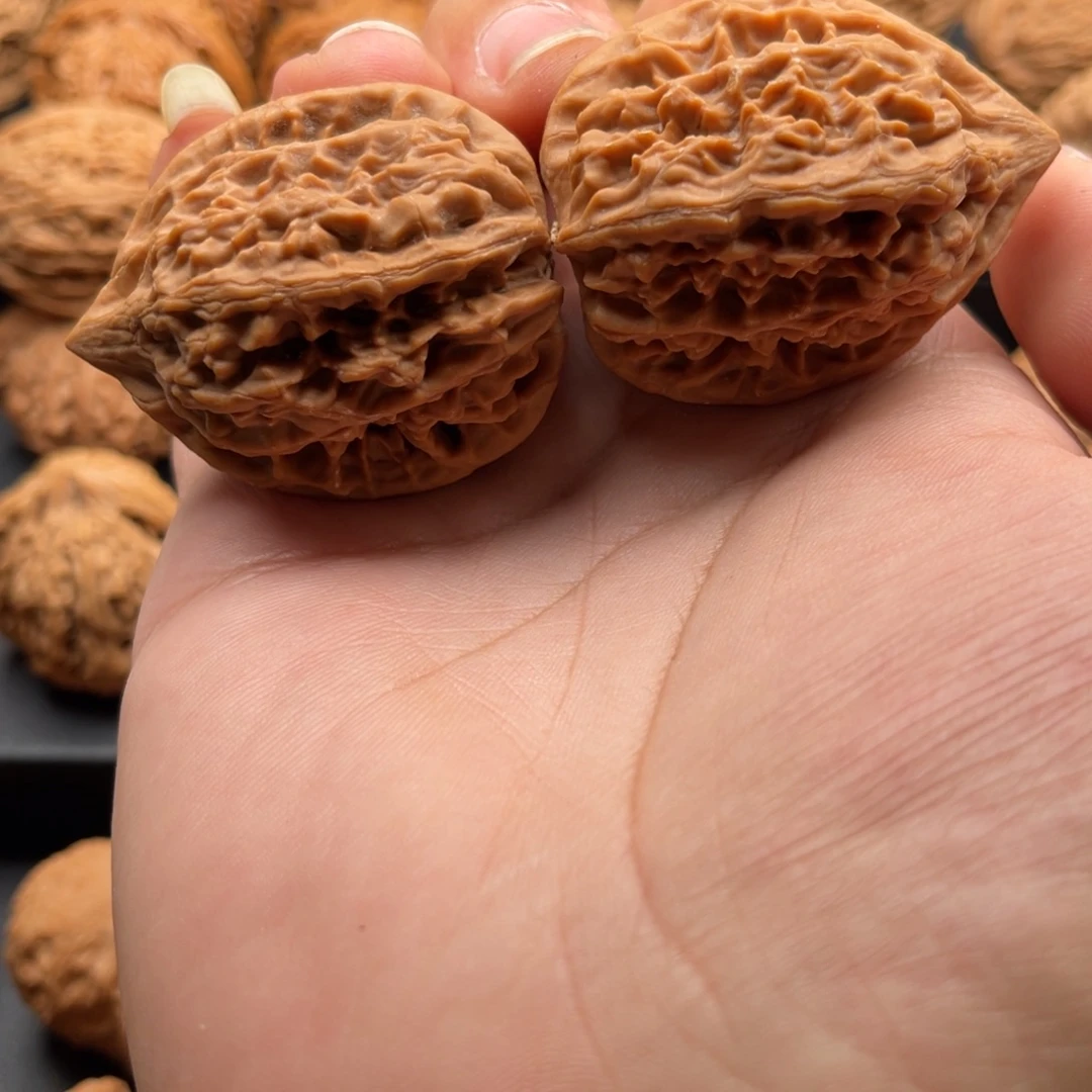 等***灯吊坠文玩核桃鸡心38，有一点磕，50