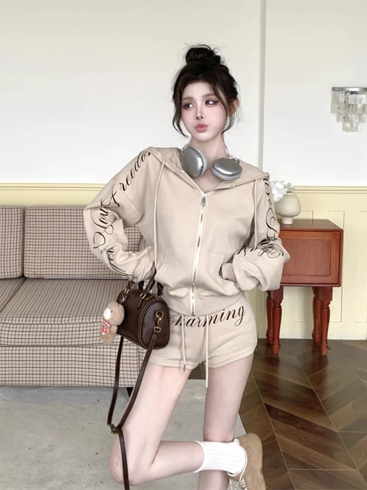 2025早春刺绣卡其色连帽卫衣外套辣妹字母时尚宽松短裤套装女装