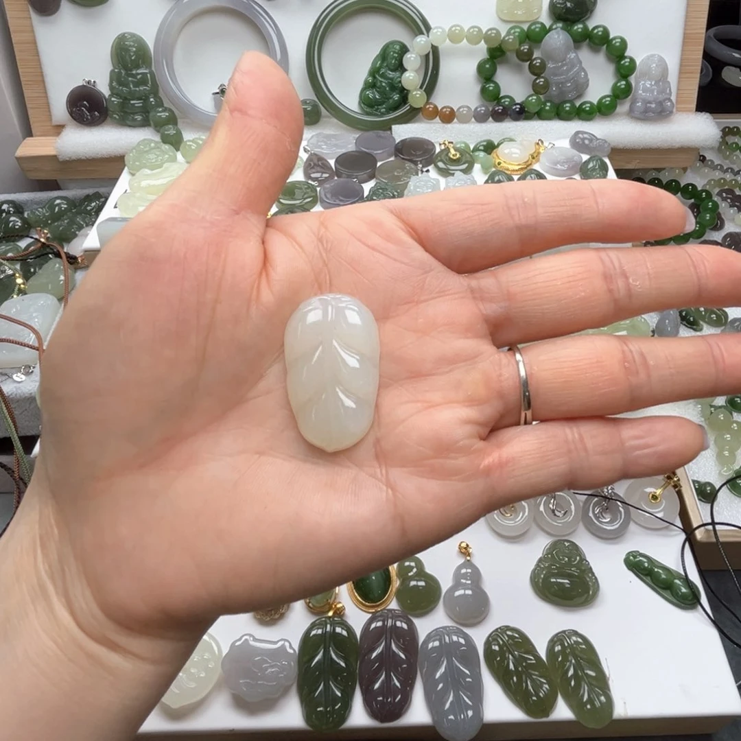 和田玉吊坠(赠链)未镶嵌榴***?