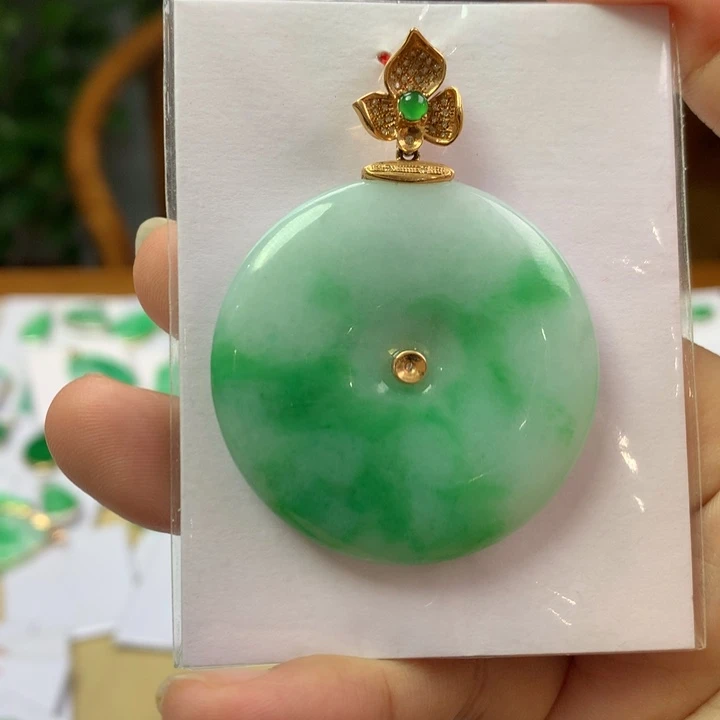 颈饰18K金镶嵌翡翠翡翠吊坠