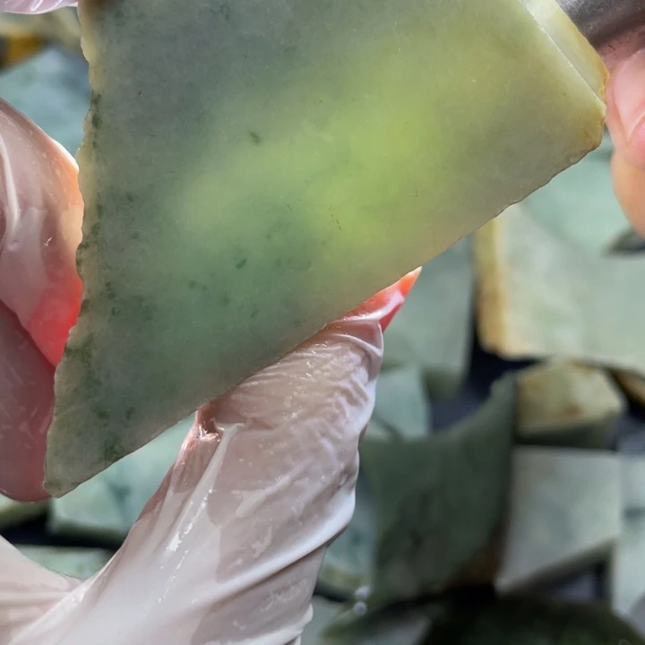 翡翠颈饰未镶嵌天然翡翠边角料