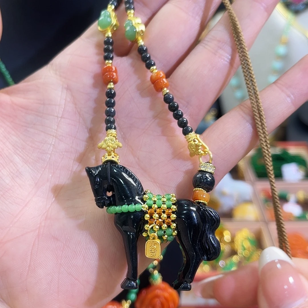 翡翠未镶嵌颈饰马到成功