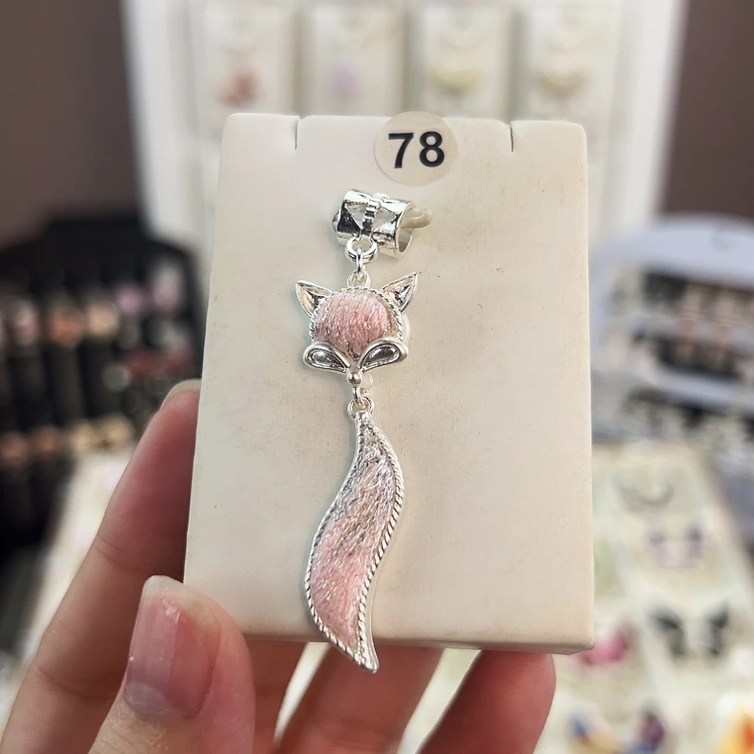 布艺合金狐狸吊坠