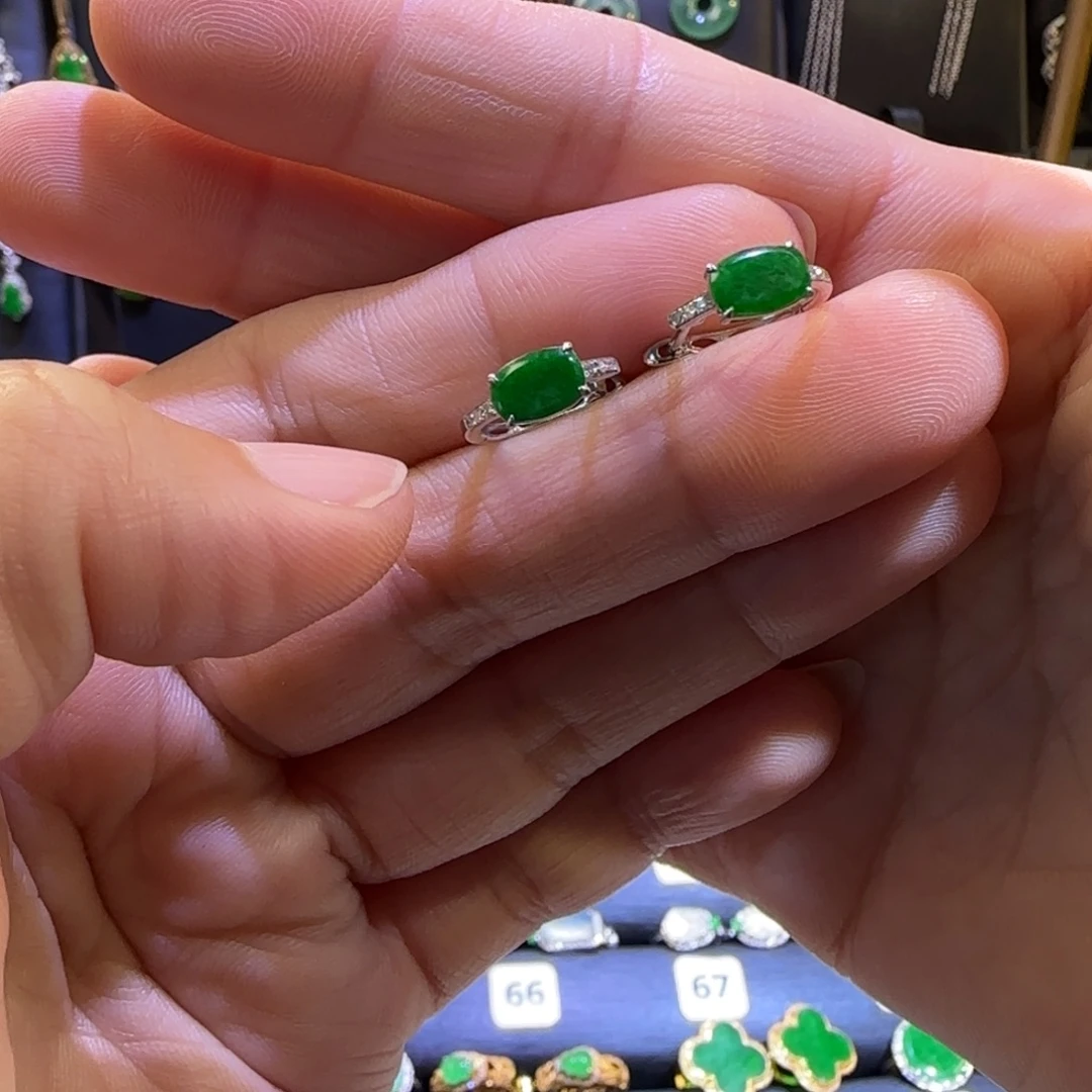 颈饰18K金镶嵌翡翠耳包