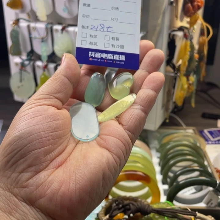 椰****蛇纹石玉未镶嵌颈饰