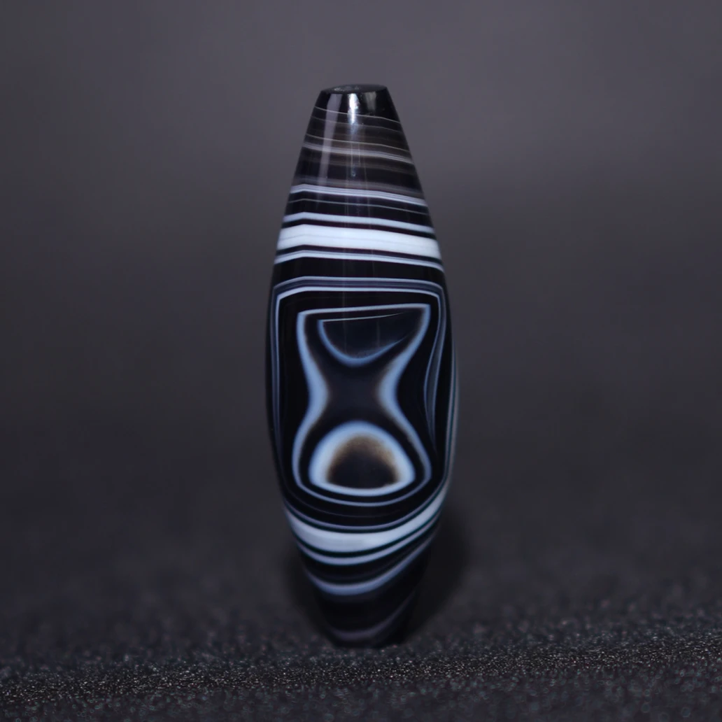 精品黑白沁色天圆地方缠丝玛瑙方眼内含双牙