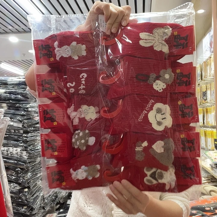 女红色植绒棉袜各五双