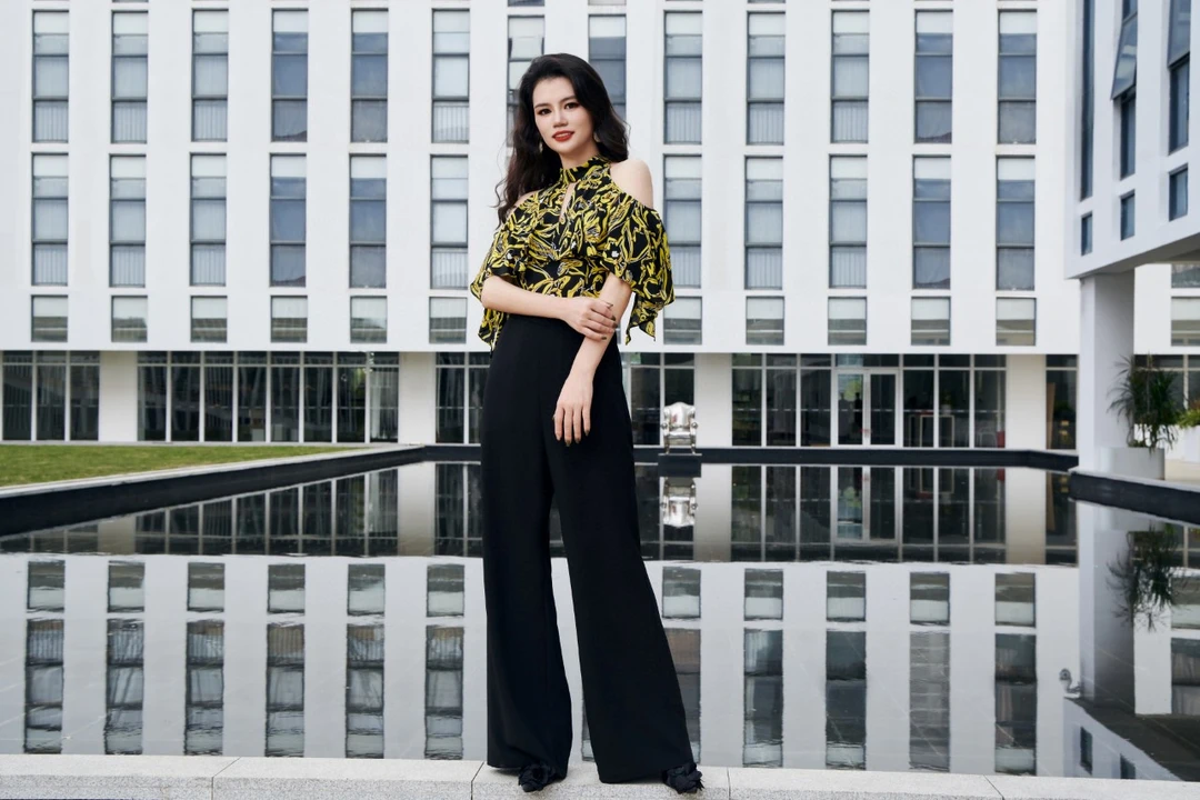 林静茜/挂脖领荷叶边连体裤