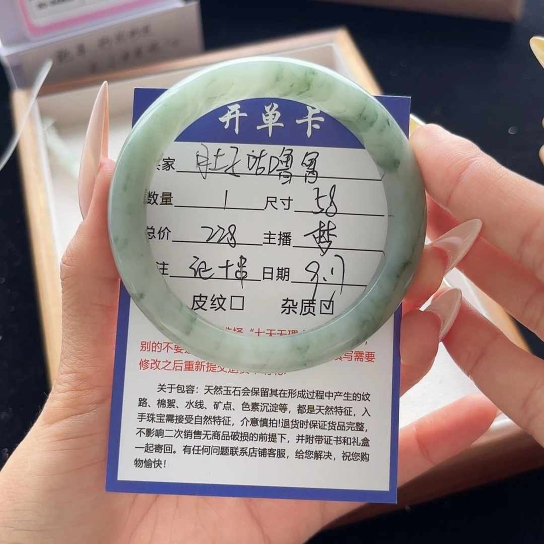 未镶嵌手镯石英质玉肚****?
