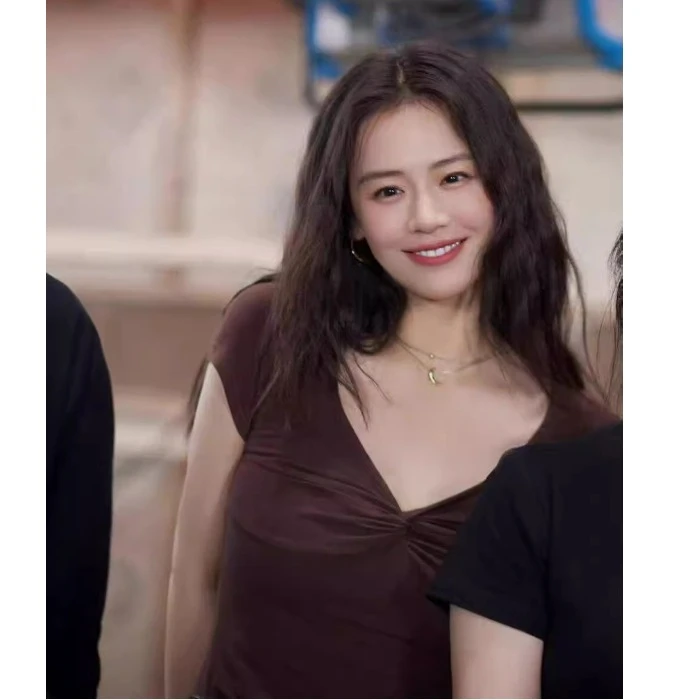 马思纯棕色V领短袖t恤女夏季复古辣妹设计感修身显瘦纯欲风上衣