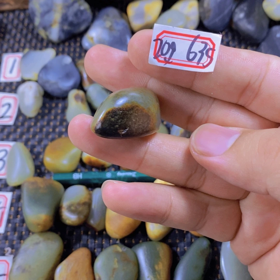 颈饰未镶嵌和田玉（糖玉）