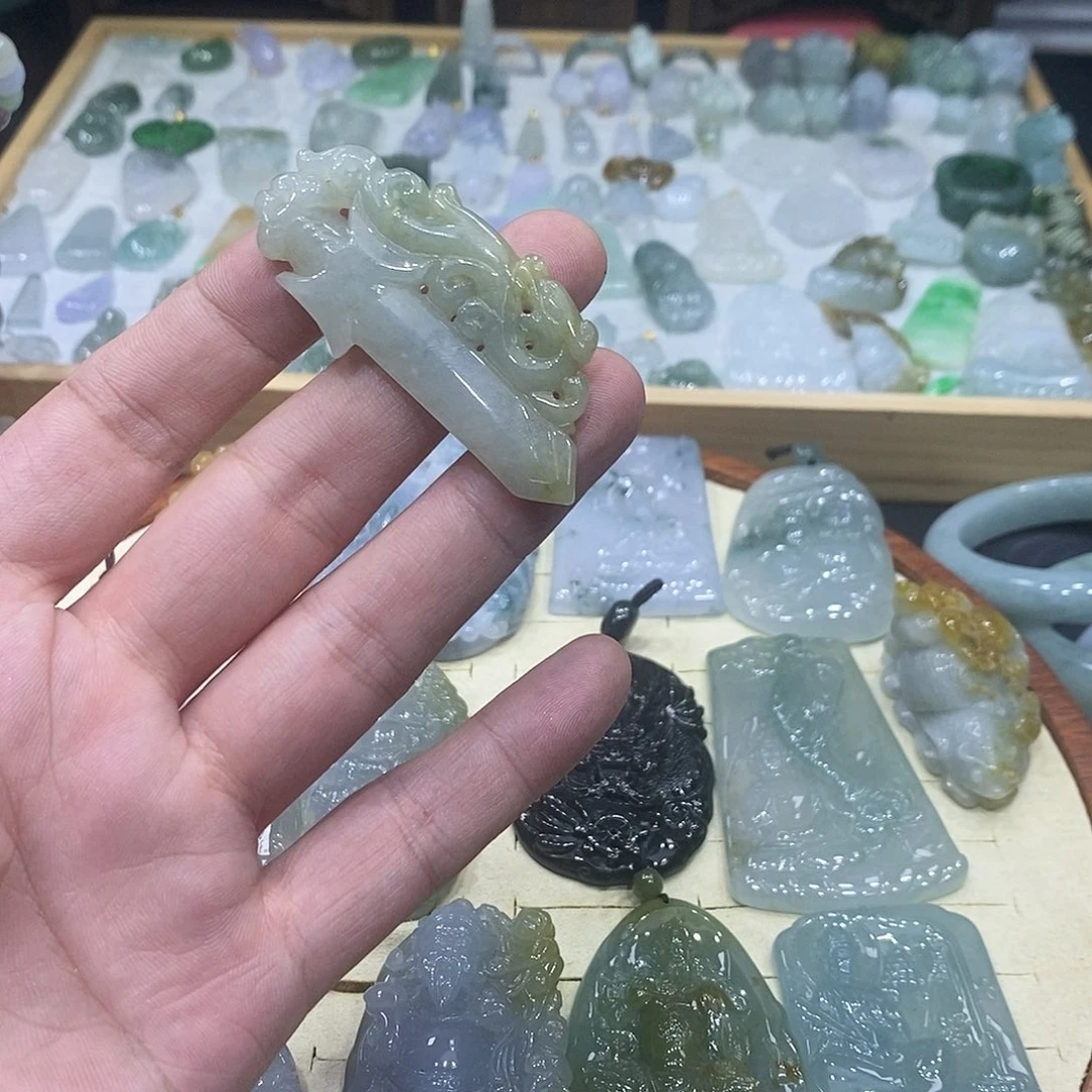颈饰未镶嵌翡翠龙