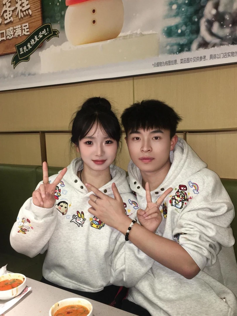 美式蜡笔小新刺绣纽扣连帽卫衣女秋冬加绒宽松慵懒风学生情侣上衣