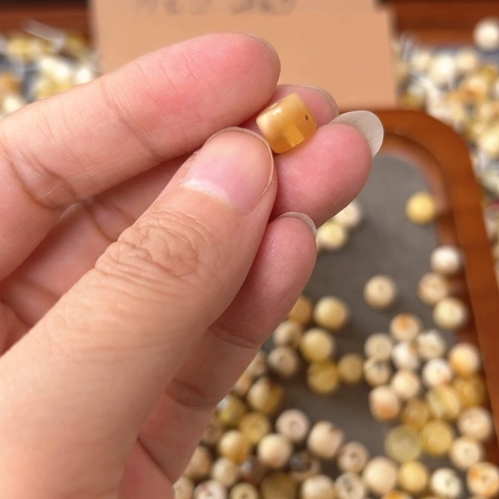 蜜蜡未镶嵌裸石7.9mm一个