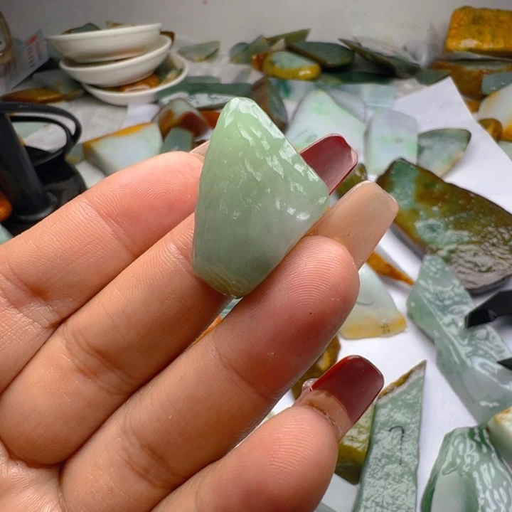 翡翠挂件未镶嵌翡翠