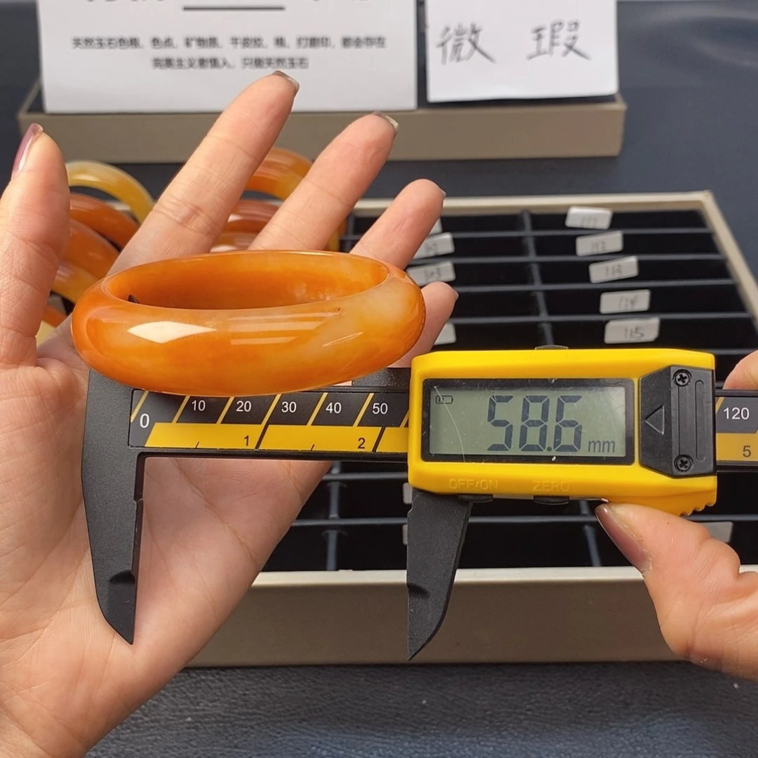 未镶嵌石英质玉（黄龙玉）手镯96号茄子山金沙老油红如血黄龙