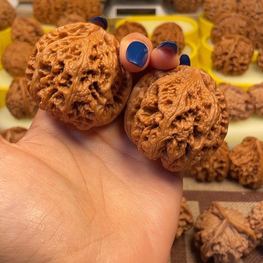 小***李文玩核桃吊坠大粗筋